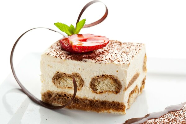 Gâteau tiramisu à la crème aux fraises