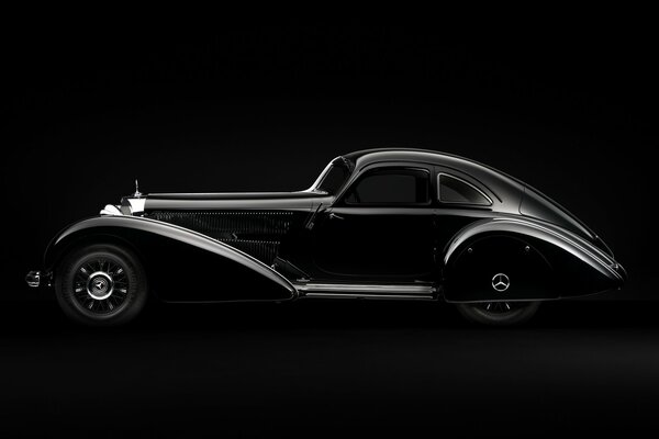 Mercedes style rétro voiture noire sur fond noir