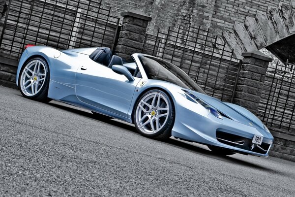 Bleu voiture tuning près de la clôture