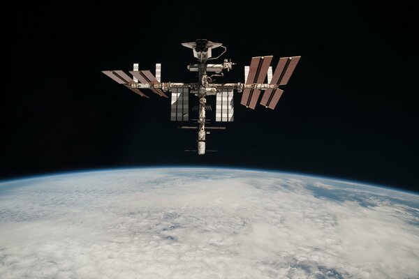 Espace sans fond et station spatiale