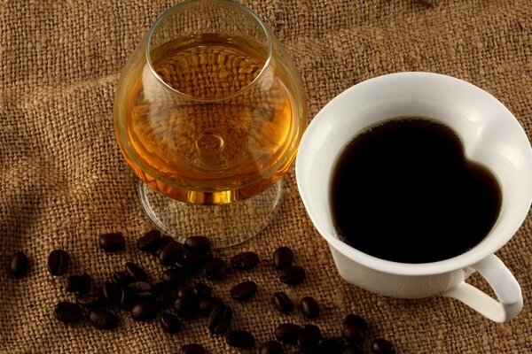 Verre de cognac et café sur toile de jute