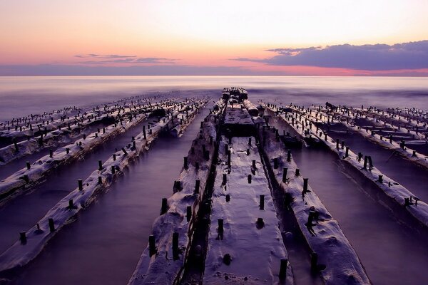 Blocs dans la mer sur fond de beau coucher de soleil rouge