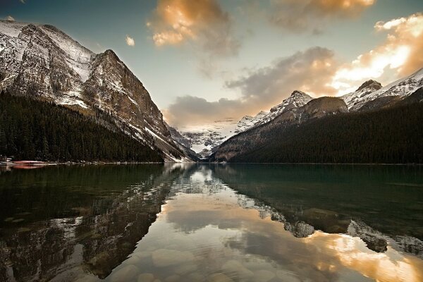 Reflet des montagnes dans le lac
