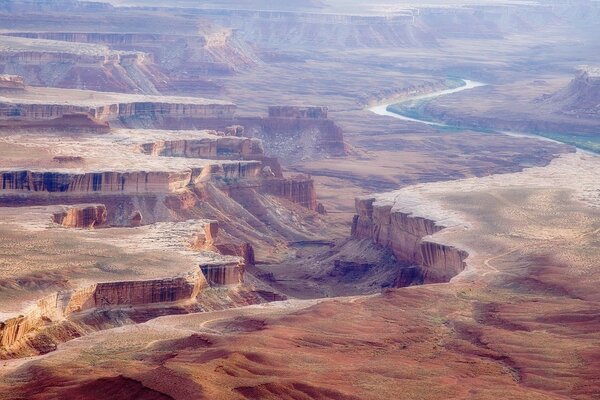 Canyon et rivière au loin