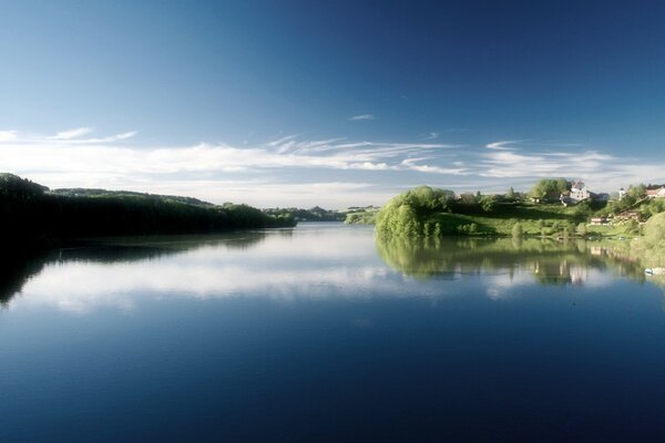 Surface du lac avec le reflet du ciel