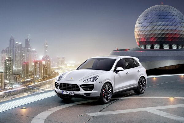Porsche Cayenne blanche près de l héliport