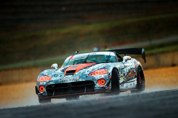 Voiture de course dérive sous la pluie