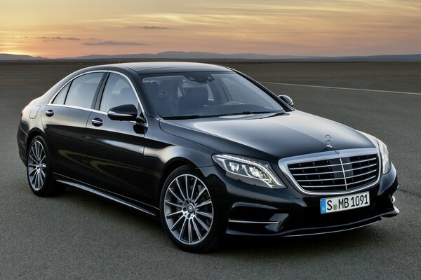 Mercedes Benz sur un terrain goudronné vide