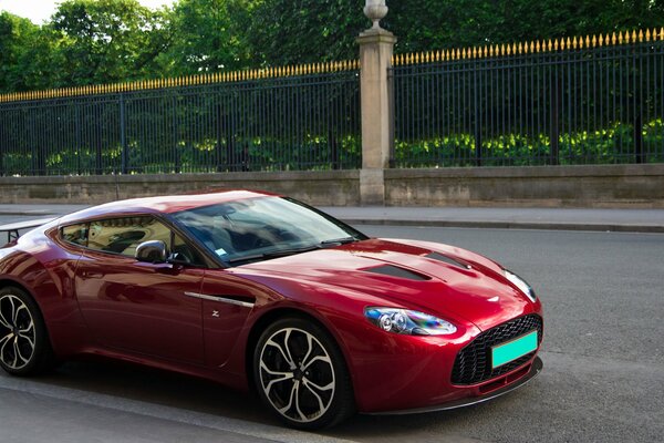 Aston Martin rouge foncé sur la route