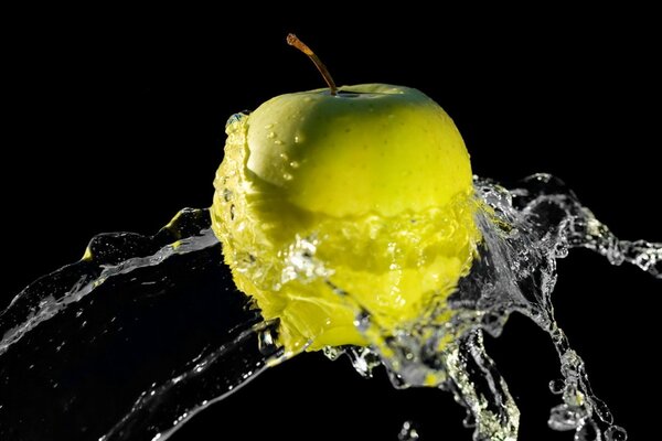 Pomme jaune dans un jet d eau