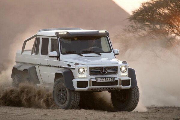 Blanc Mercedes Benz Jeep sur route poussiéreuse