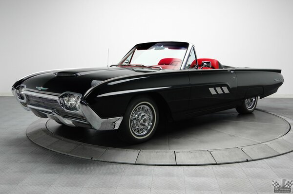 Les classiques sont toujours à la mode. Noir cabriolet Ford