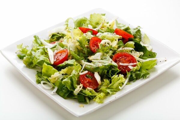 Salade de légumes sur une belle assiette