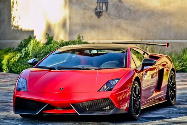 Conception inhabituelle de la supercar rouge Lamborghini