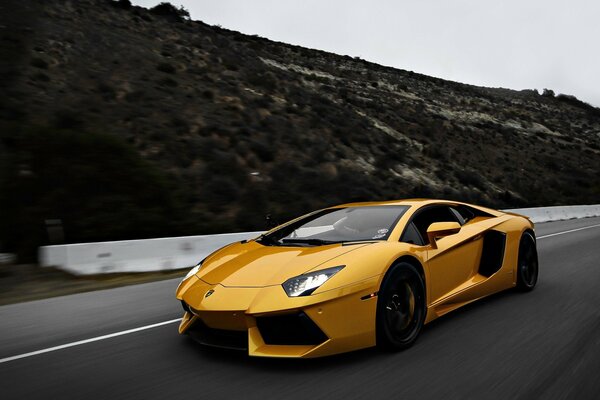 La supercar Lamborghini Ip700-4 jaune élégante aime la vitesse et les endroits exotiques