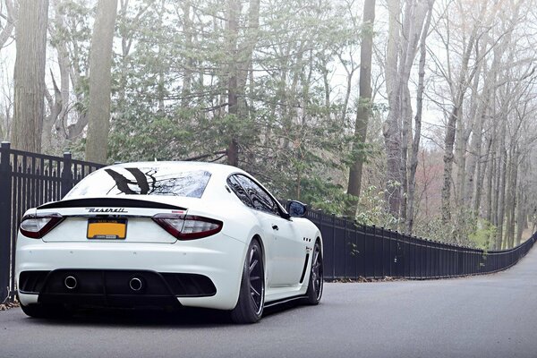 Maserati blanc Italie sur fond de clôture