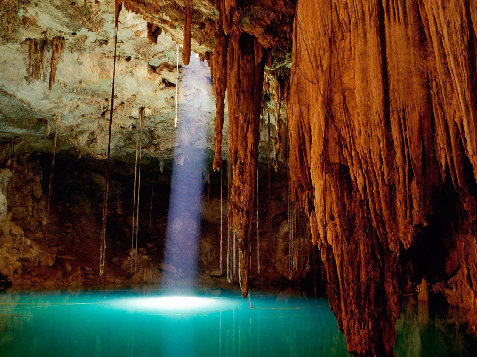 rayon de lumière stalactites grotte