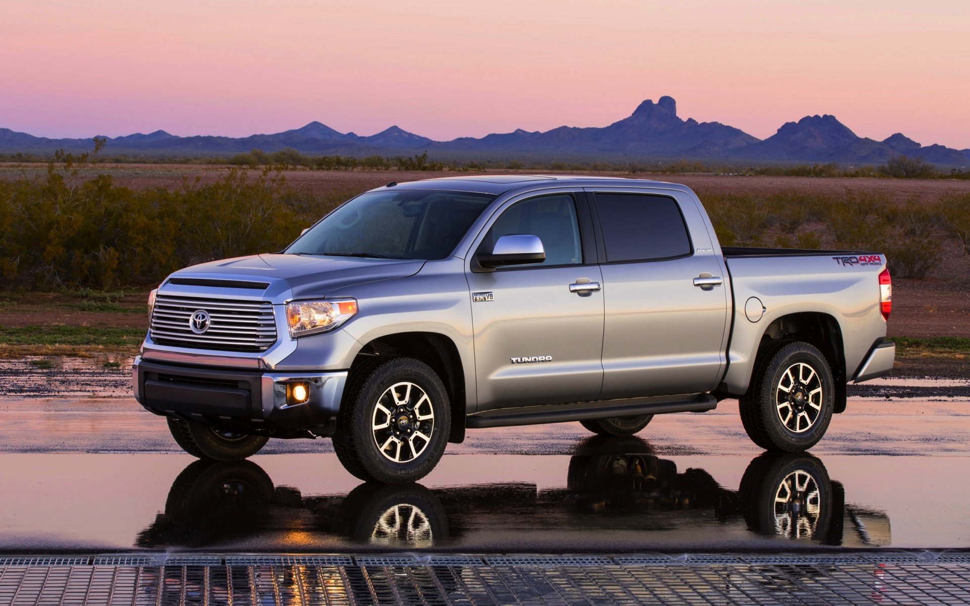 toyota toundra ramassage soir voiture gris toyota réflexion vue latérale