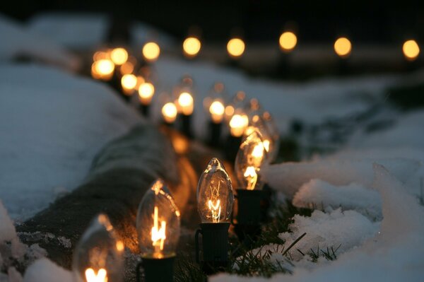 Chaîne d ampoules sur neige blanche