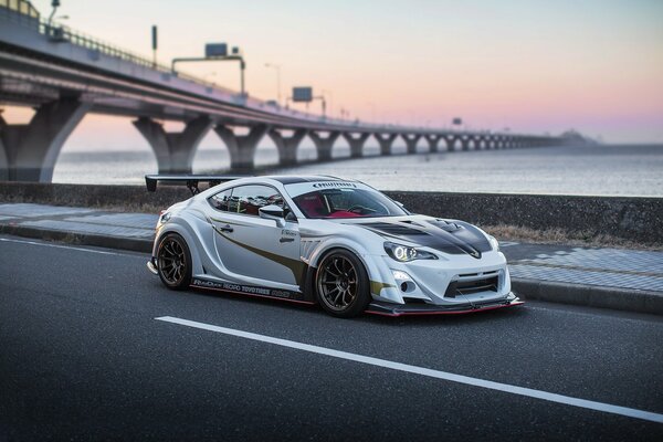 Voiture tuning sur la route sous le pont