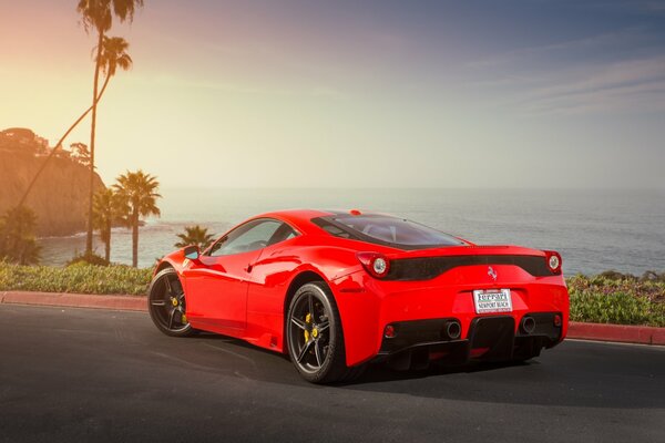 Rouge ferrari 458 speciale sur l océan
