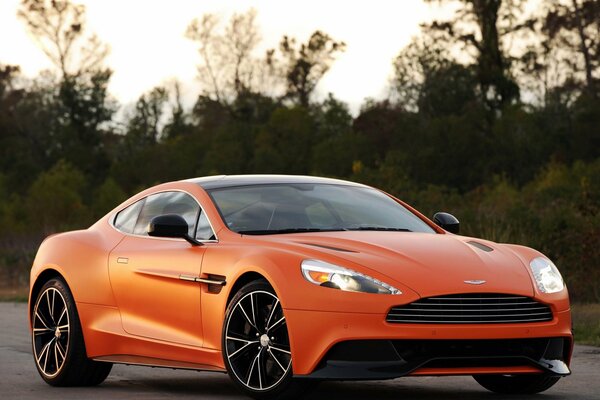 Une supercar orange se tient sur la route