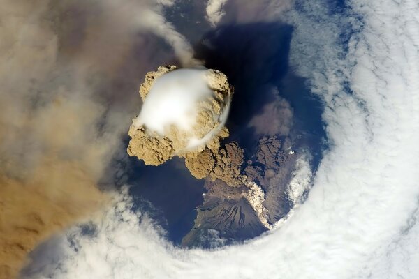 Explosion d un volcan, explosion d un volcan, force effrayante de la nature