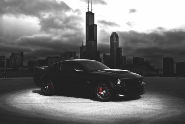 Ford Mustang endormi dans une ville endormie