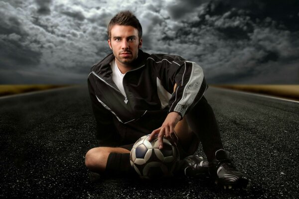 Célèbre footballeur avec une balle dans les mains