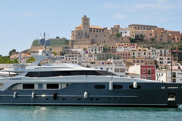 Beau yacht au large des côtes espagnoles