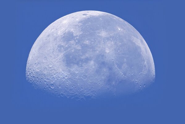 Lune incomplète sur fond de ciel bleu