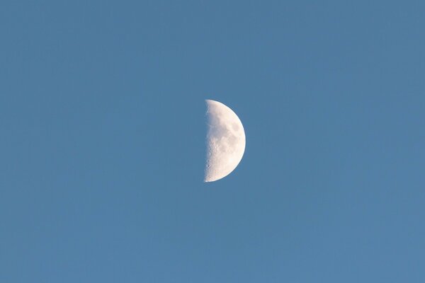 Demi-lune au coucher du soleil ciel sans nuages croissant de lune sort