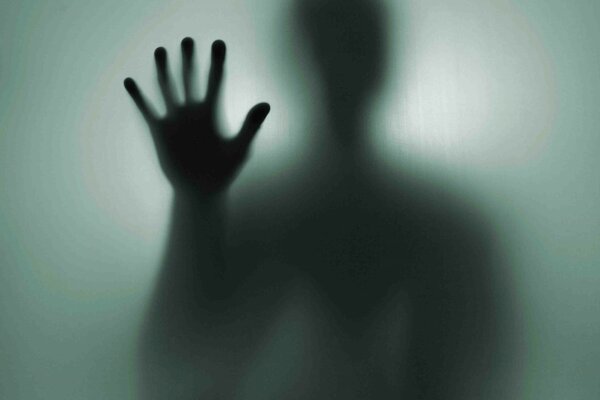 La main d un étranger dans l ombre
