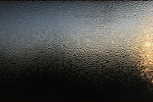 Éblouissement de la lumière sur le verre mouillé