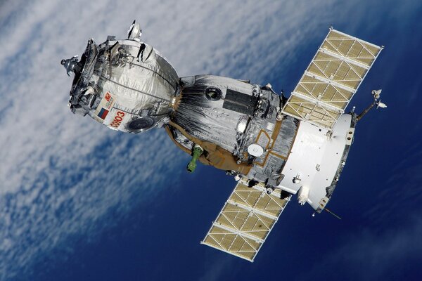 Satellite volant dans l espace , avec l inscription Soyouz