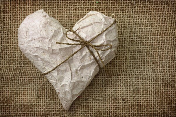 Cadeau en forme de coeur sur toile de jute