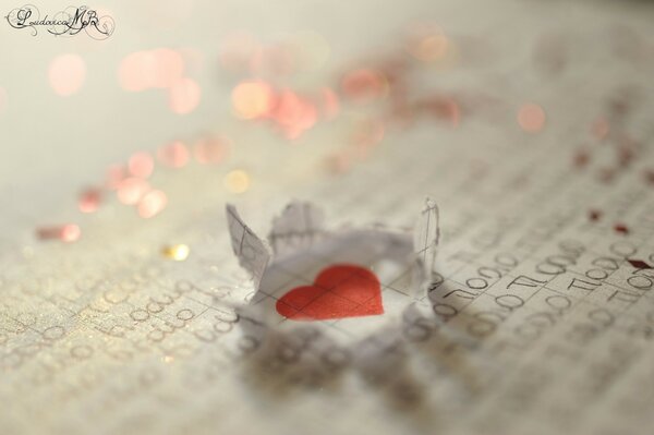 Coeur de papier sur une feuille
