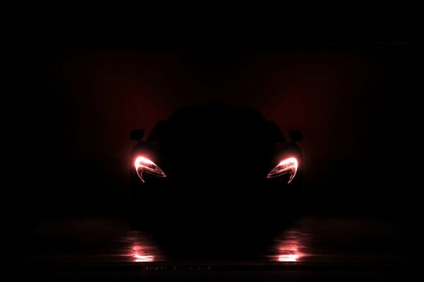 Lumières de voiture de sport dans l obscurité totale