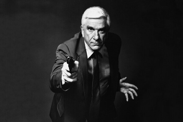 Le personnage principal du film Naked Gun Leslie Nielsen