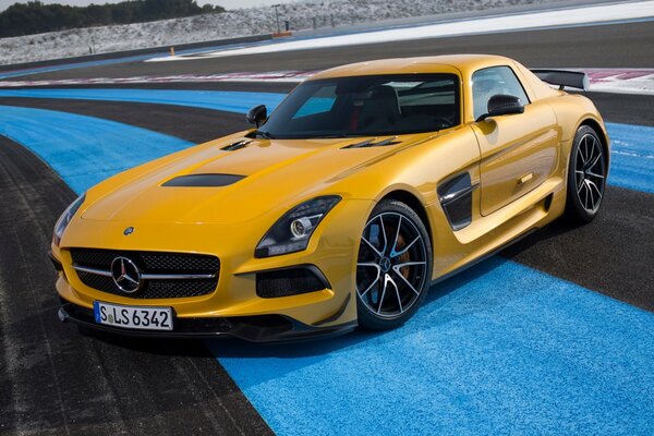 Mercedes jaune sur la piste de course
