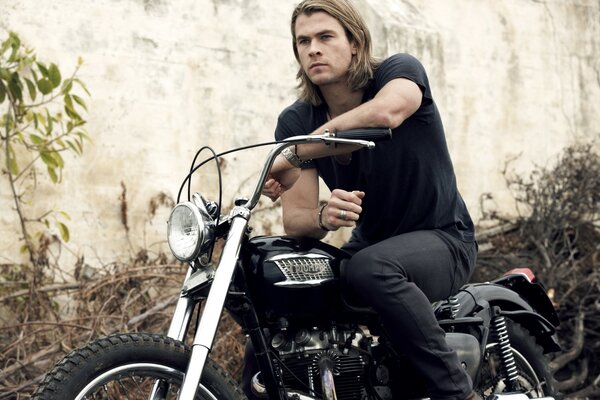 Le gars sur le motaccle est un bel acteur