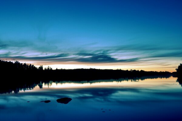 Coucher de soleil d été. Forêt. Lac