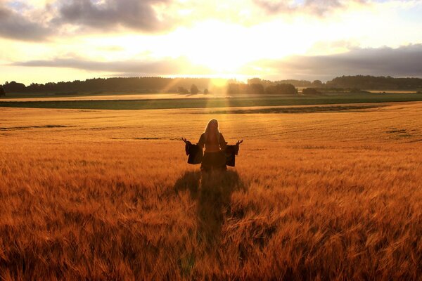 Photo d une jeune fille dans un champ sur un fond d horizon