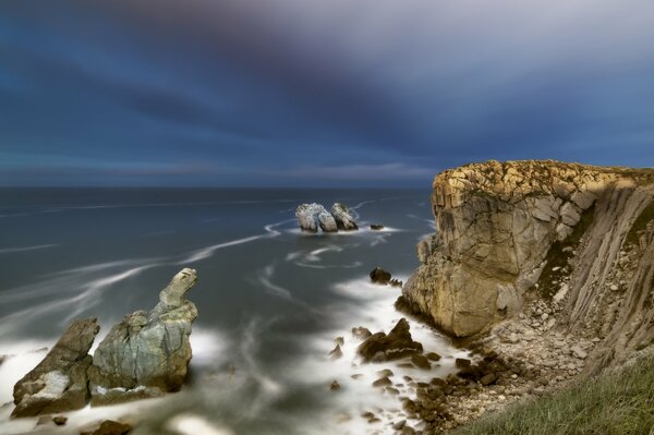Une falaise au MRO avec un ciel bleu