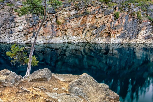 Lac transparent entre les rochers
