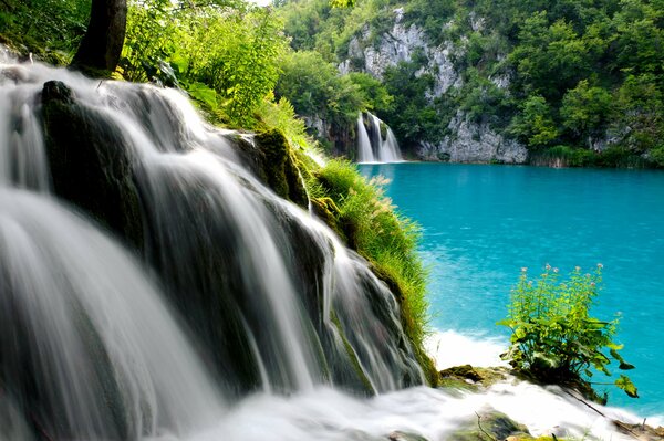 Cascade de montagne se jetant dans le lac bleu
