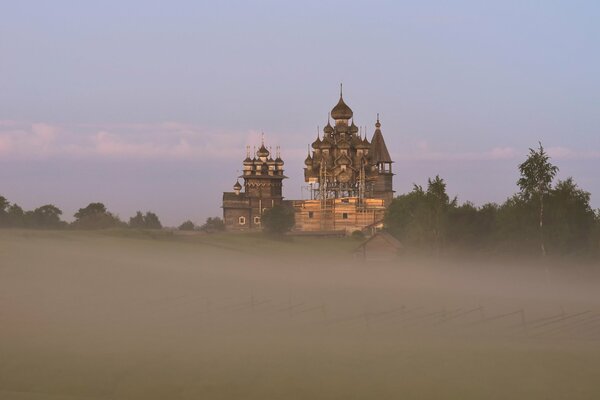 Église sur une colline dans le brouillard de l été