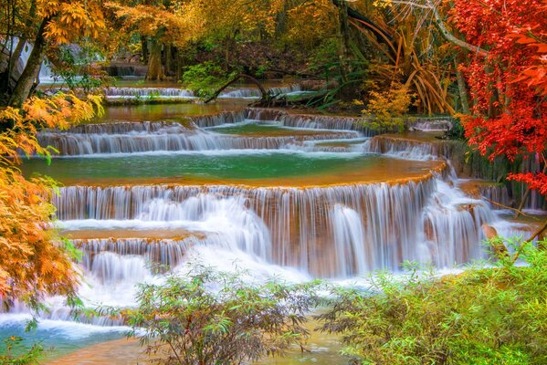 Paysage d automne ouvre la vue sur la cascade