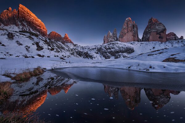 Reflet des montagnes enneigées dans le lac