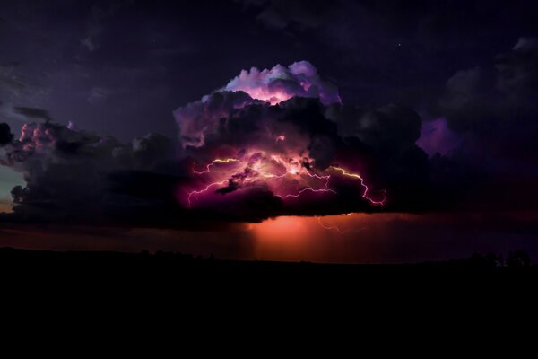 Foudre sur fond de ciel nocturne